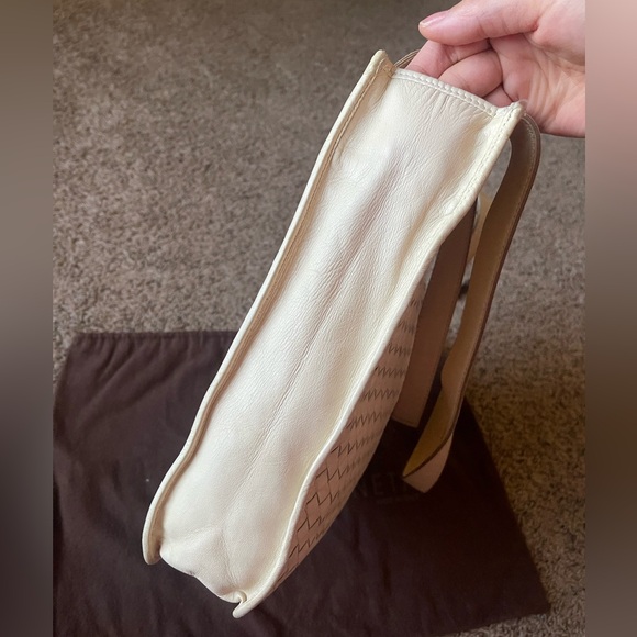 Bottega Veneta Cream Shoulder Bag - Picture 11 of 17